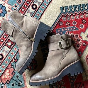 Blondo waterproofed lug sole, olive suede/leather boots, 8.5.